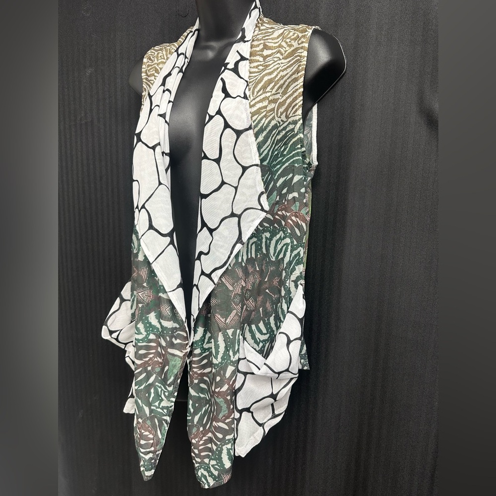Alberto Makali Black and White Organic Abstract sleeveless cardigan with pockets - Picture 5 of 8